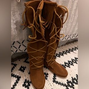 Minnetonka New without tags Women's Hardsole Suede Fringe Lace Up Western Boots